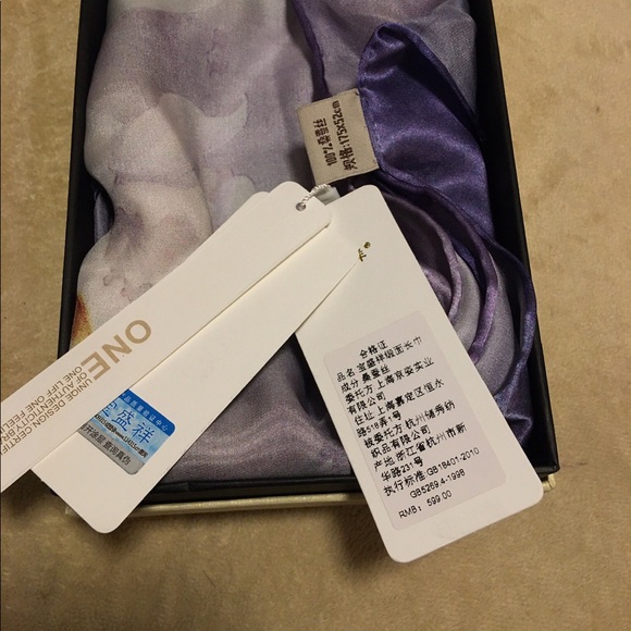 ❌🛑SOLD🛑❌ Vintage 100% Silk Boshine Scarf 💜 - Picture 4 of 16